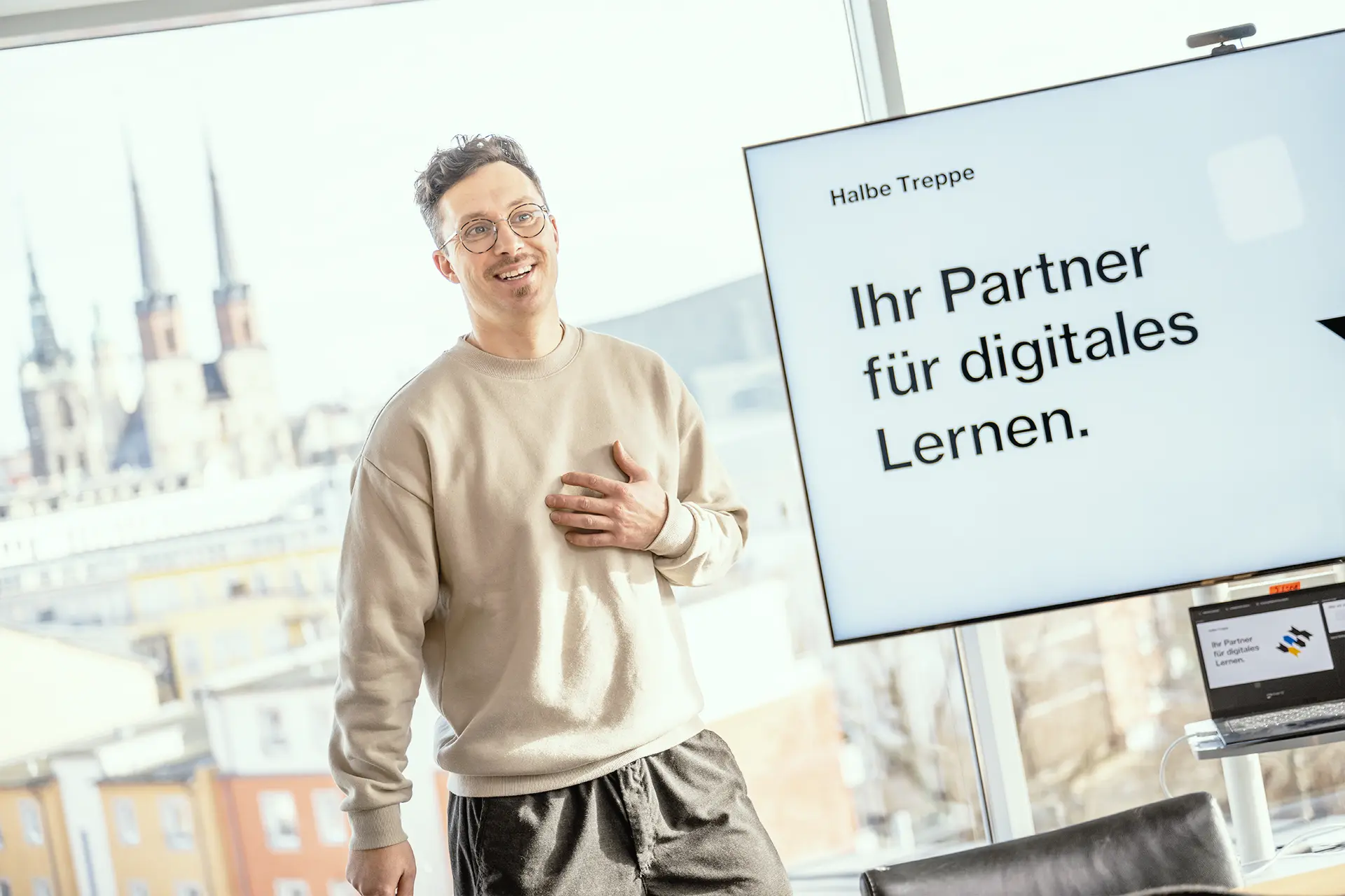 Martin Neumann im Panoramasaal des Mitteldeutschen Multimediazentrums (MMZ) in Halle (Saale) bei einer Learning & Development Consulting Veranstaltung.