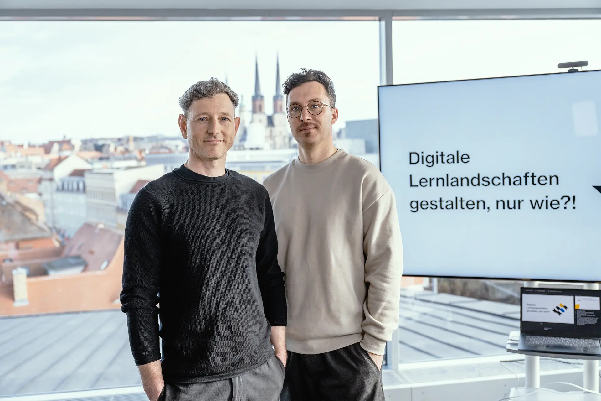 Die Geschäftsführer der Halbe Treppe GmbH, Christian Walesch und Martin Neumann, im Panoramasaal des Mitteldeutschen Multimediazentrums (MMZ) in Halle (Saale)